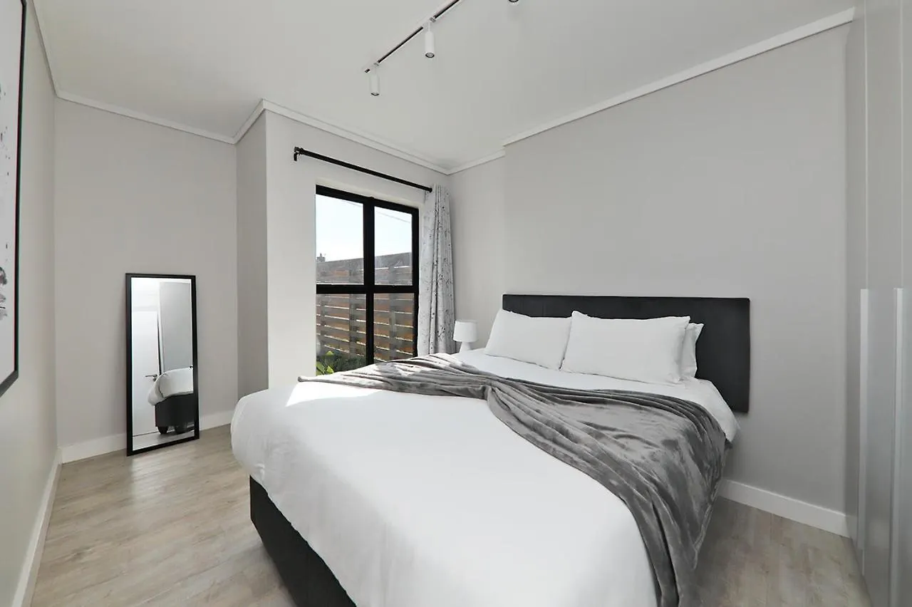 002 Burmesiter On Park- 2 Minute Walk From The Beach Cape Town
